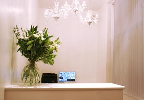 Interior detail - Hotel Makedonia (London)
