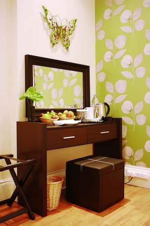 Double Room | Room amenity - Hotel Makedonia (London)