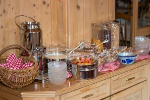 Tägliches Frühstücksbuffet (14 EUR pro Person)