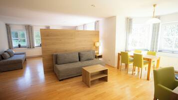 Apartment (100m², 2 bedrooms, 2 double beds, 3 sofa beds, kitchen, balcony, max. 8 persons) | Living area | Flat-screen TV