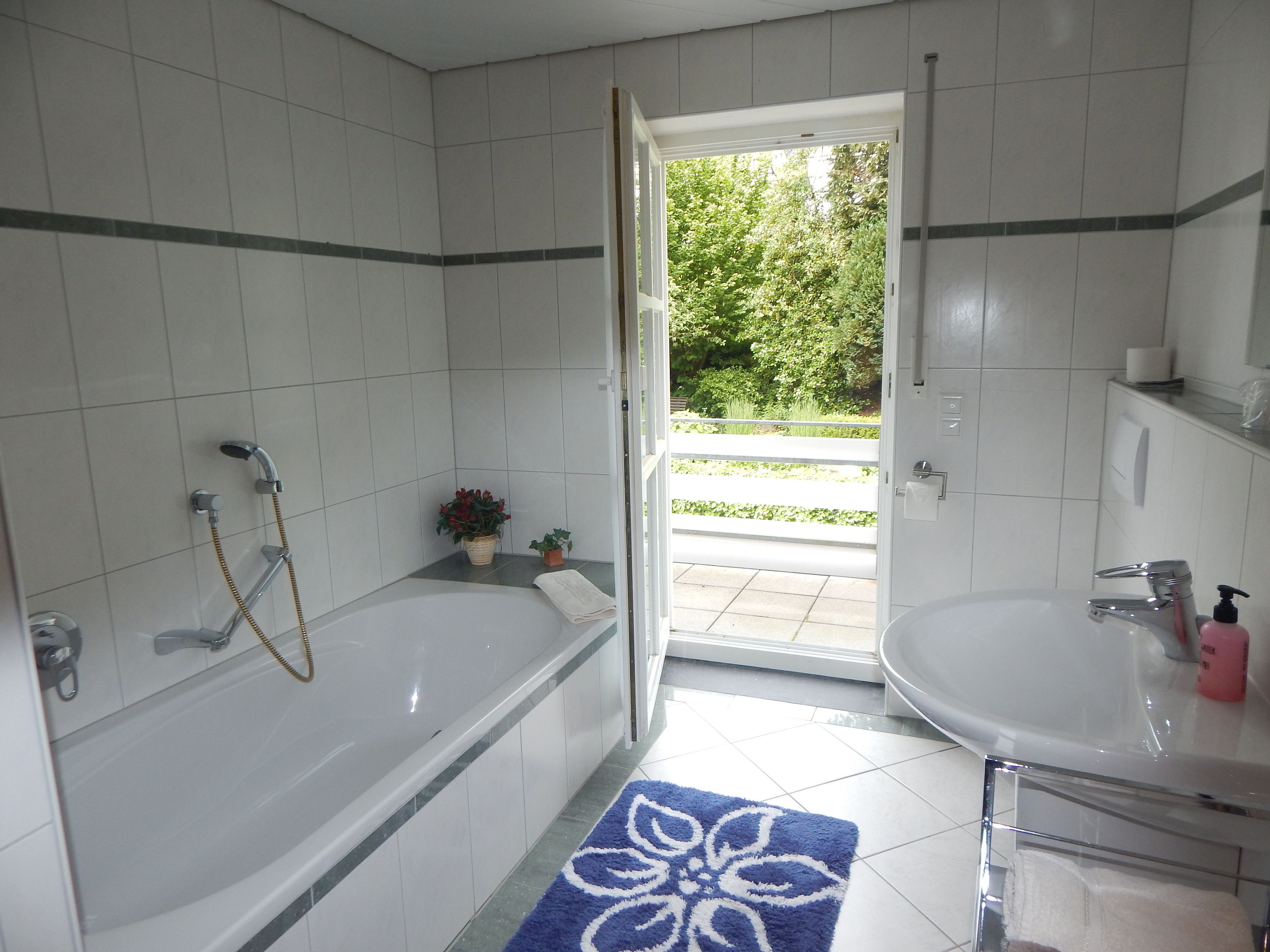 apartment (100m², 2 bedrooms, 2 double beds, 3 sofa beds, kitchen, balcony, max. 8 persons)	 | deep-soaking bathtub