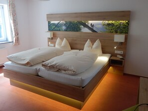 Ferienwohnung (100m², 2 Schlafzimmer, 2 Doppelbetten, 3 Schlafsofas, Küche, Balkon, max. 8 Personen) | Hochwertige Bettwaren, Daunenbettdecken, Pillowtop-Betten, Zimmersafe