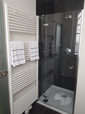 Dusche, Haartrockner, Handtücher