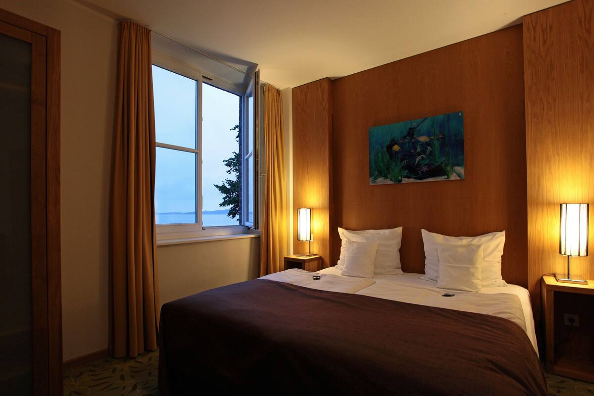 double room, sea view | 1 bedroom, minibar, in-room safe, desk