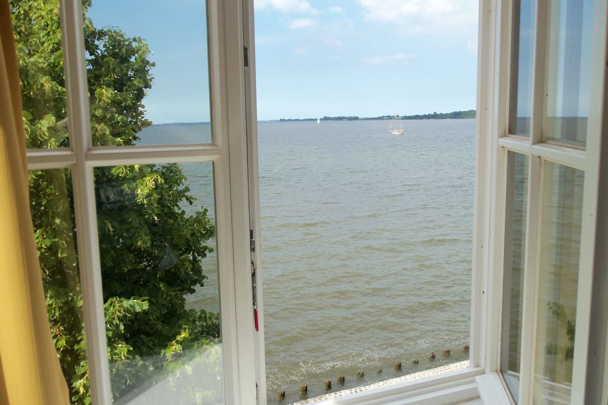 Double Room, Sea View | Minibar, in-room safe, desk, free WiFi