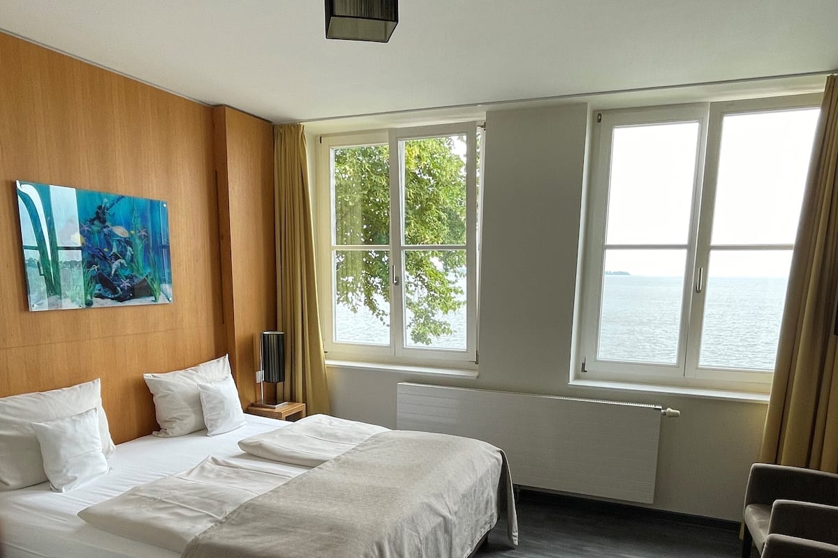 Double Room, Ocean View | Minibar, in-room safe, desk, laptop workspace