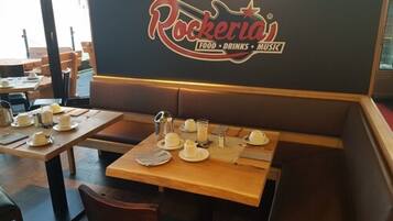 Buffet déjeuner (21 EUR par personne)