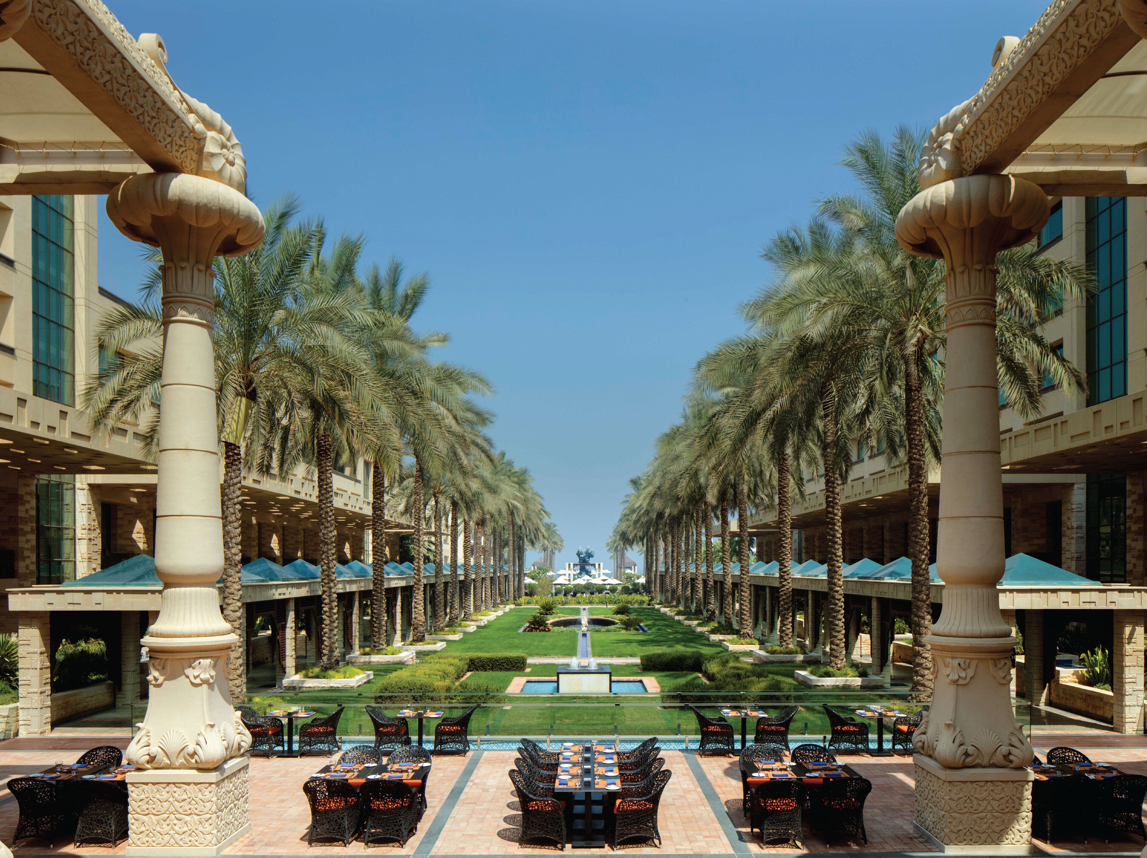 4 restaurants, serveren ontbijt, lunch, diner, internationale gerechten