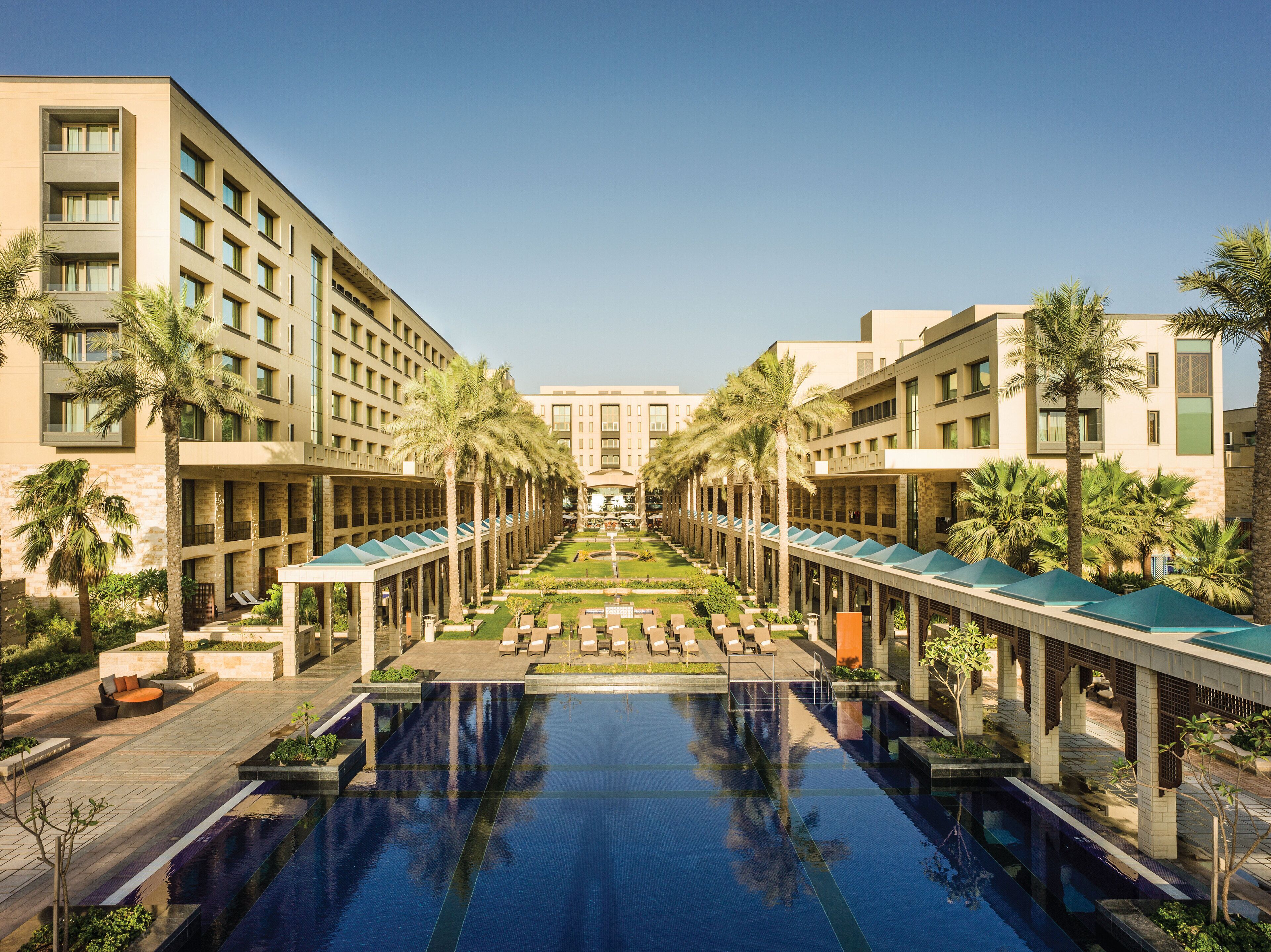 2 piscinas al aire libre, camas de piscina con cargo, sombrillas