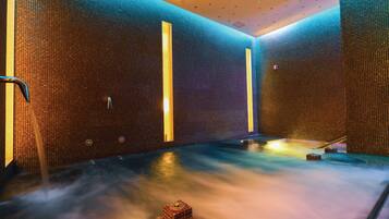 2 piscinas al aire libre, camas de piscina con cargo, sombrillas