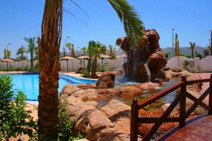 2 outdoor pools