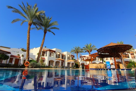 2 piscinas al aire libre. Coral Hills Resort