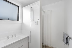 One Bedroom Suite | Bathroom | Free toiletries, hair dryer, towels, soap