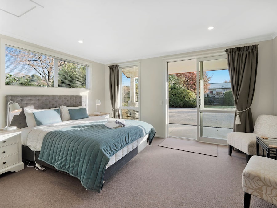 Decoración personalizada, cortinas blackout y sistema de insonorización