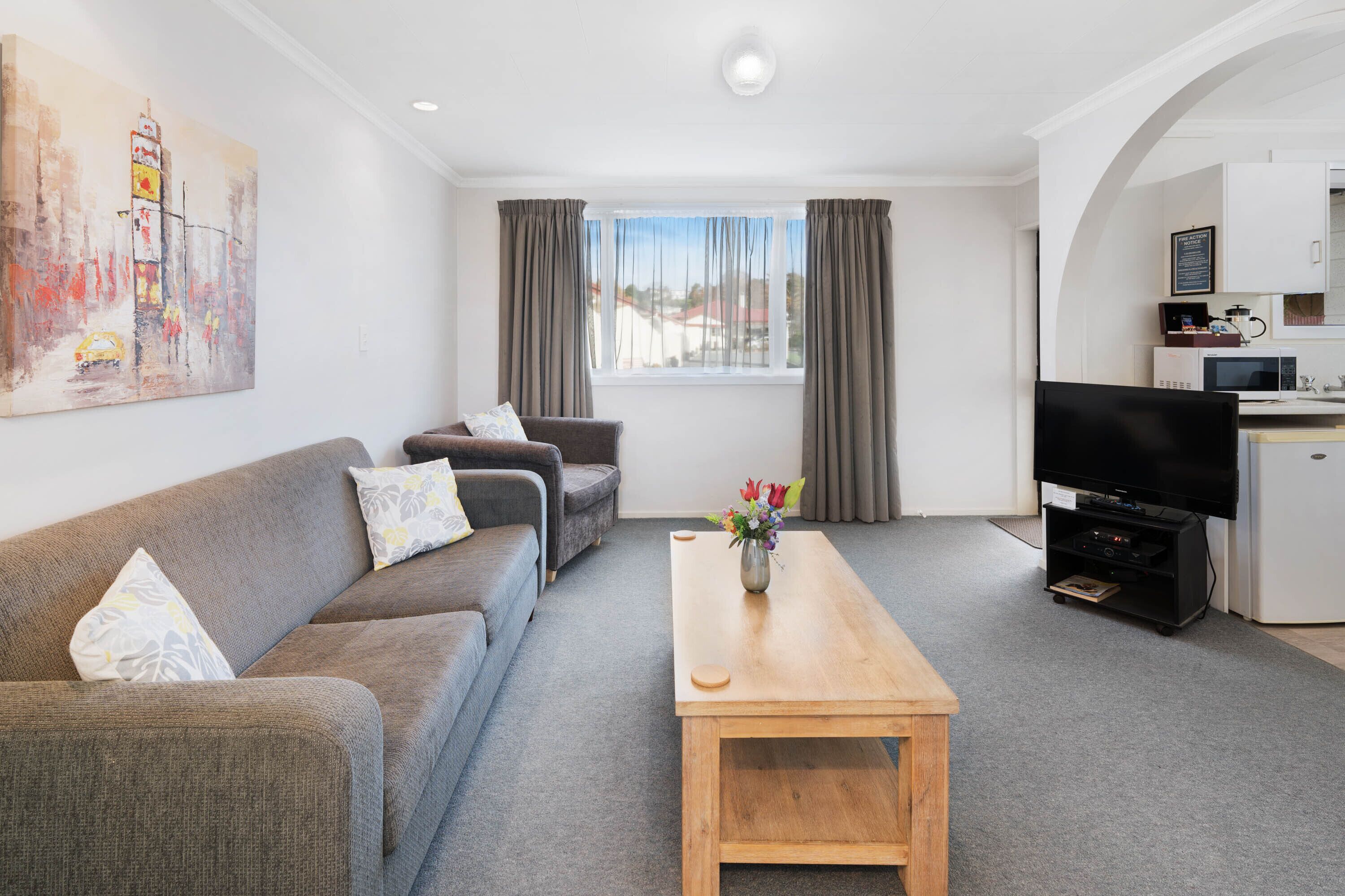 Suite, 1 habitación, hidromasaje | Área de sala de estar | Televisión 