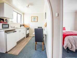 One Bedroom Suite | Private kitchen | Coffee/tea maker, fridge, microwave, electric kettle - Oakleigh Motel (Gore)