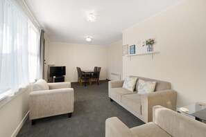Family Suite, 2 Bedrooms | Living area - ASURE Oakleigh Motel (Gore)