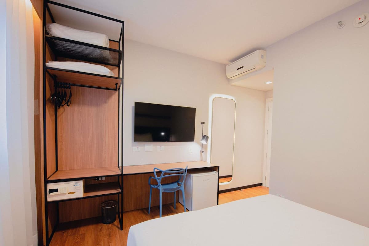Rom – superior, 1 dobbeltseng | Minibar, safe på rommet, skrivebord og lydisolert