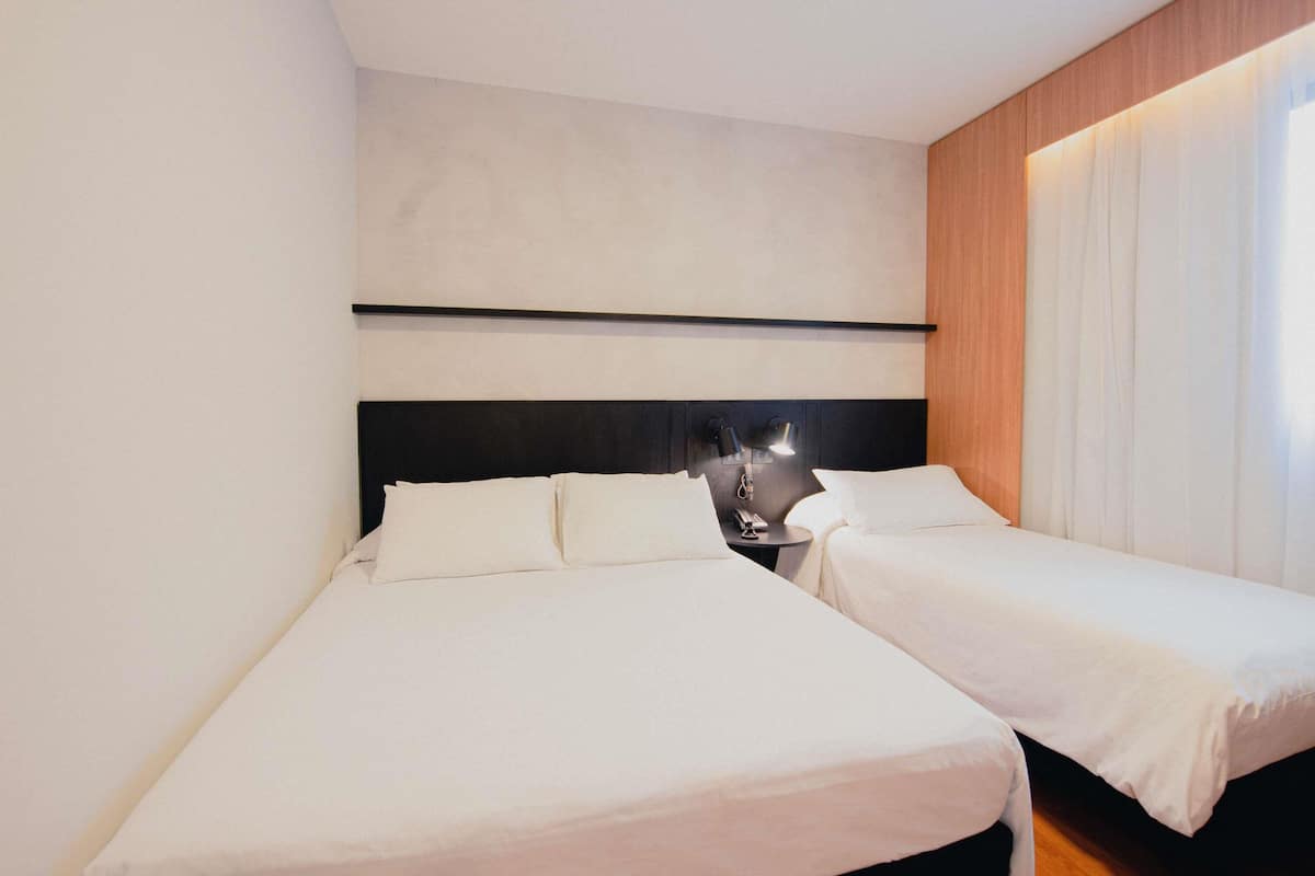 Chambre supĂ©rieure, 1 lit double et 1 canapĂ©-lit | Minibar, coffre-fort, bureau, systĂšme dâinsonorisation