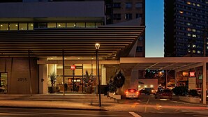 A hotel entrance with a modern design, featuring a glass facade and a sign for 'ibis'. - Ibis Curitiba Shopping (Curitiba)