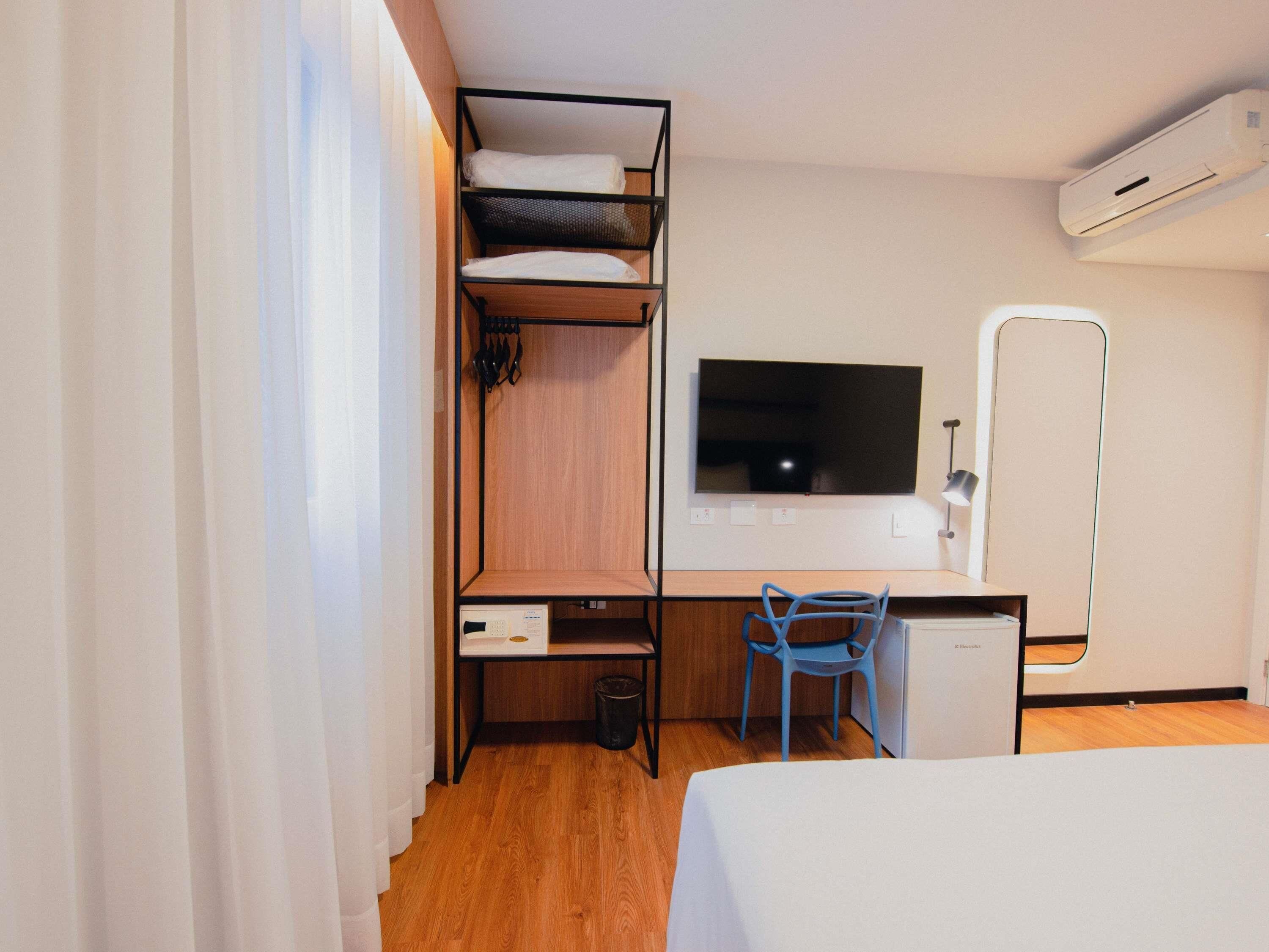 Frigobar, cofres nos quartos, escrivaninha, quartos à prova de som