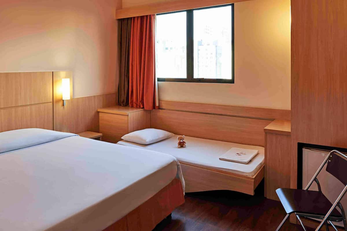 Quarto standard, várias camas | Frigobar, cofres nos quartos, escrivaninha, quartos à prova de som