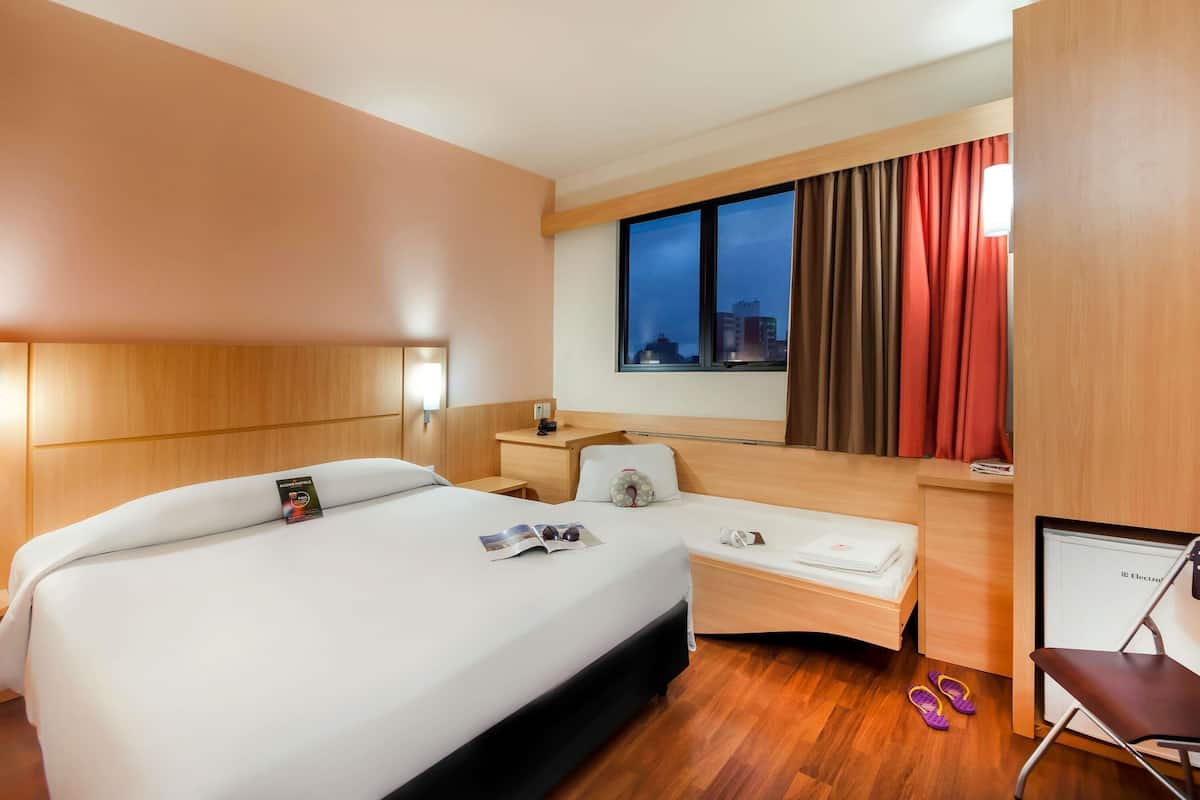 標準客房, 多張床 | 迷你吧、房內夾萬、書桌、隔音