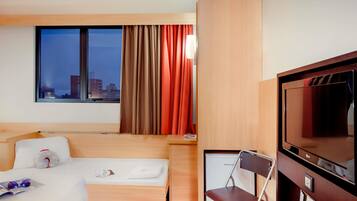 Standard Room, Multiple Beds | Minibar, in-room safe, desk, soundproofing