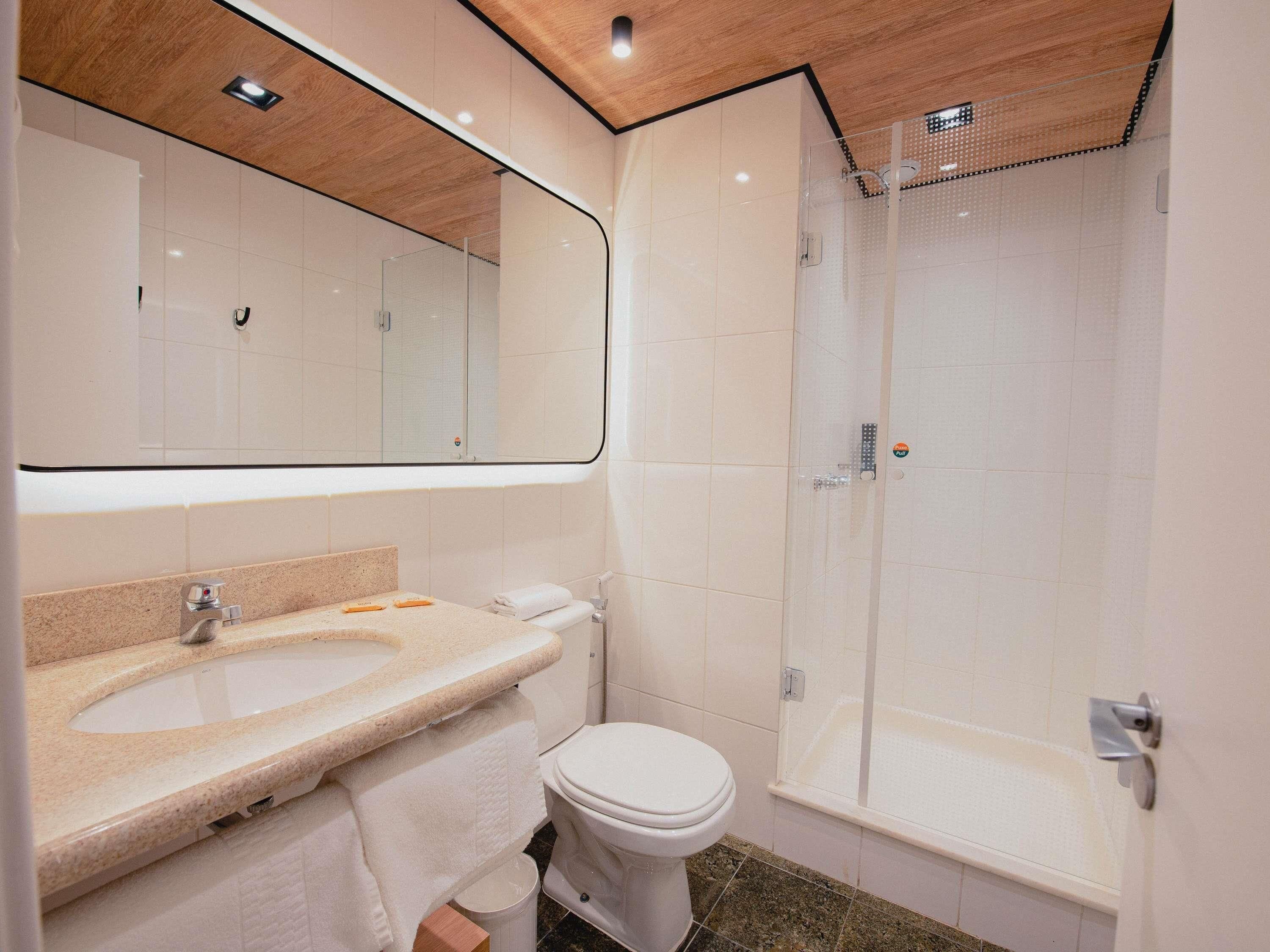 Frigobar, cofres nos quartos, escrivaninha, quartos à prova de som