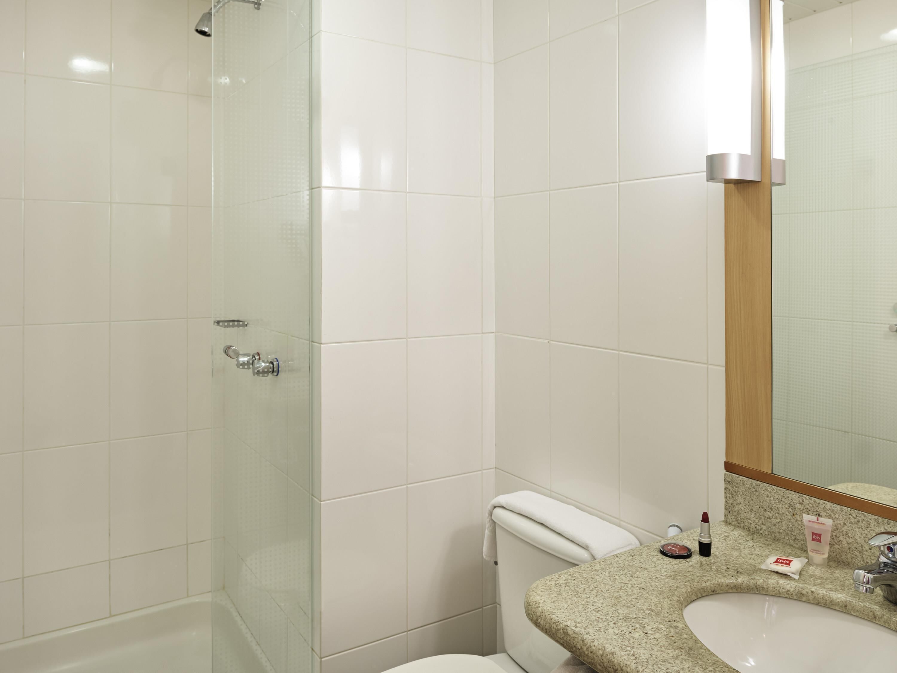 Frigobar, cofres nos quartos, escrivaninha, quartos à prova de som