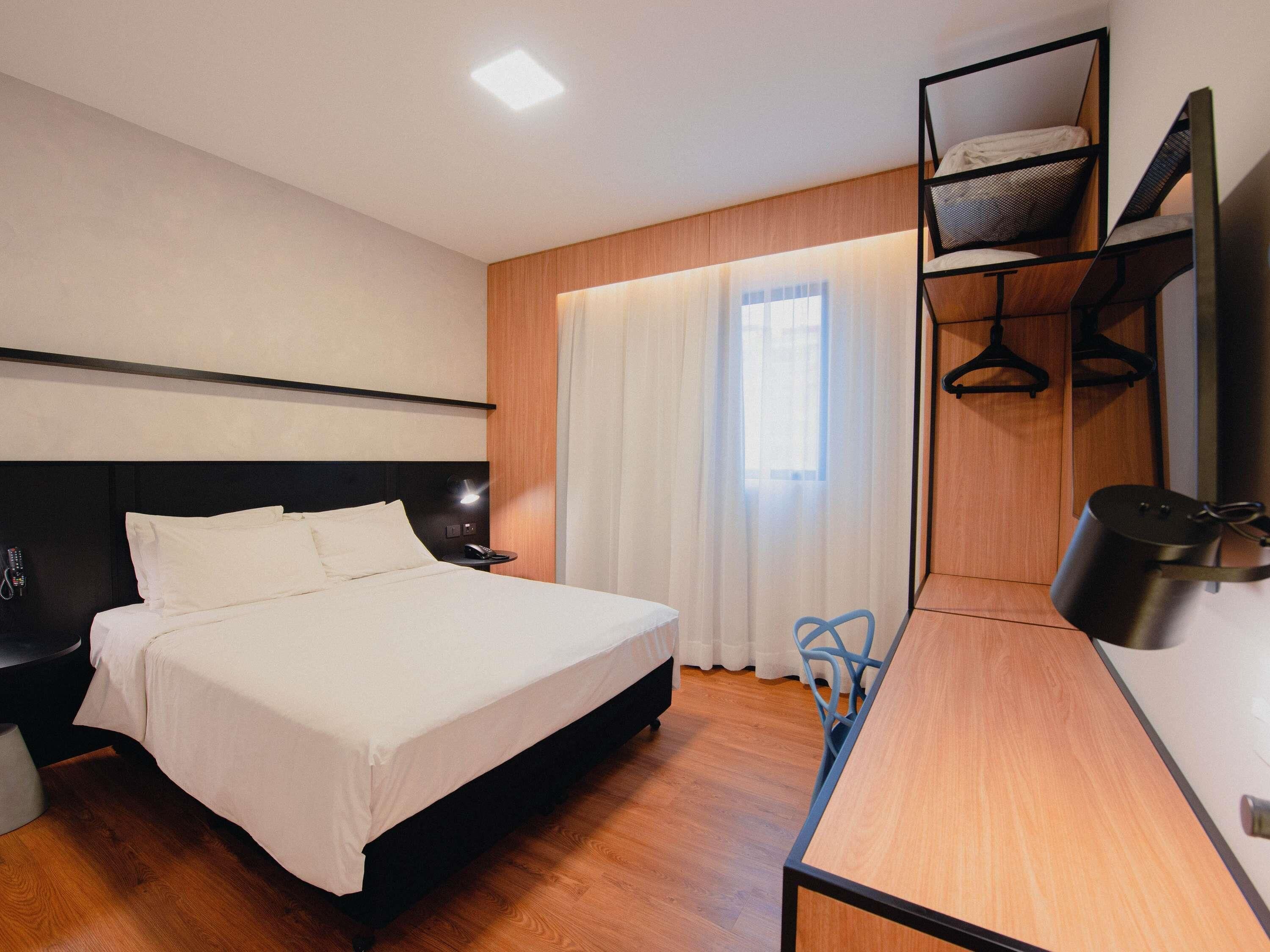 Minibar, värdeförvaringsskåp på rummet, skrivbord och ljudisolering