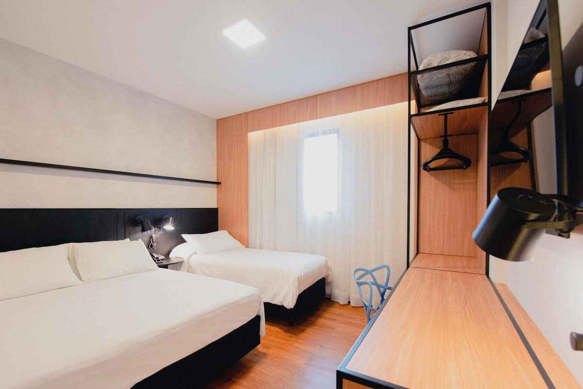 Minibar, coffres-forts dans les chambres, bureau, chambres insonorisées