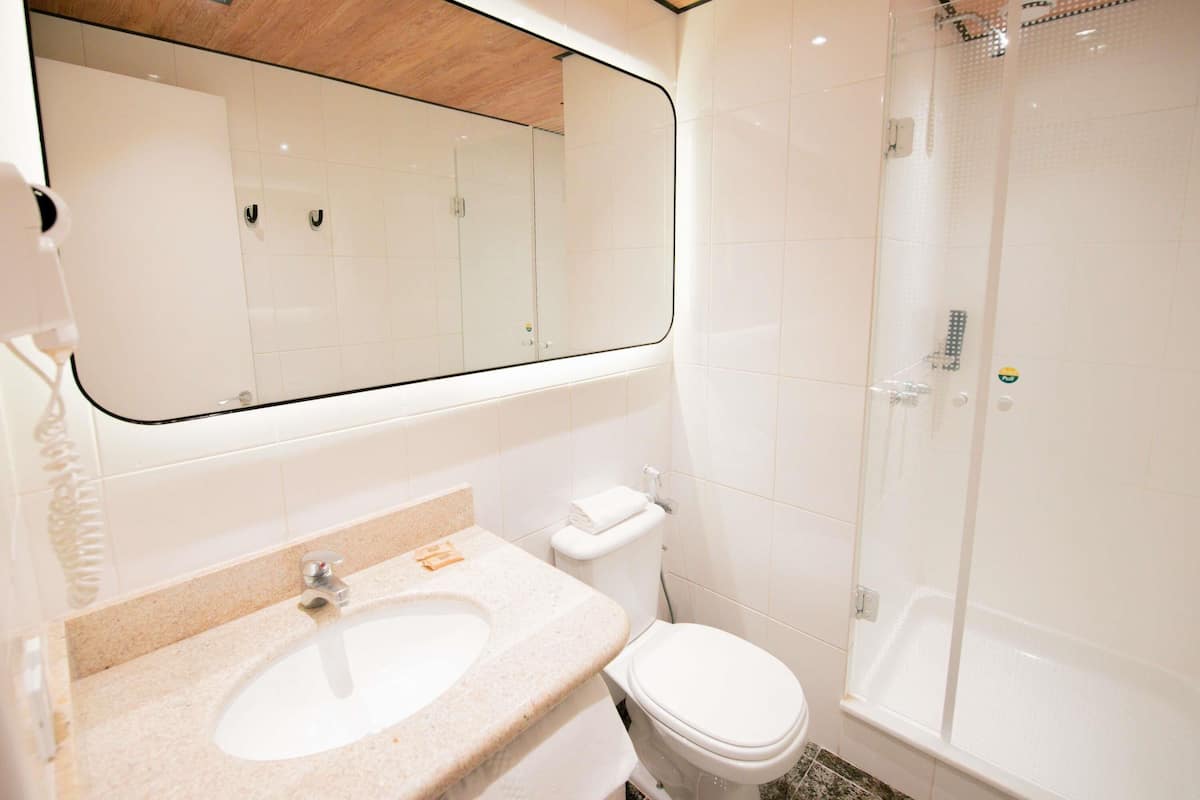 Minibar, caja de seguridad en la habitación y escritorio
