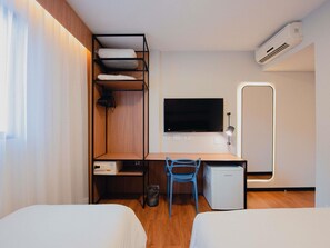 Een minibar, een kluis op de kamer, een bureau, geluiddichte muren