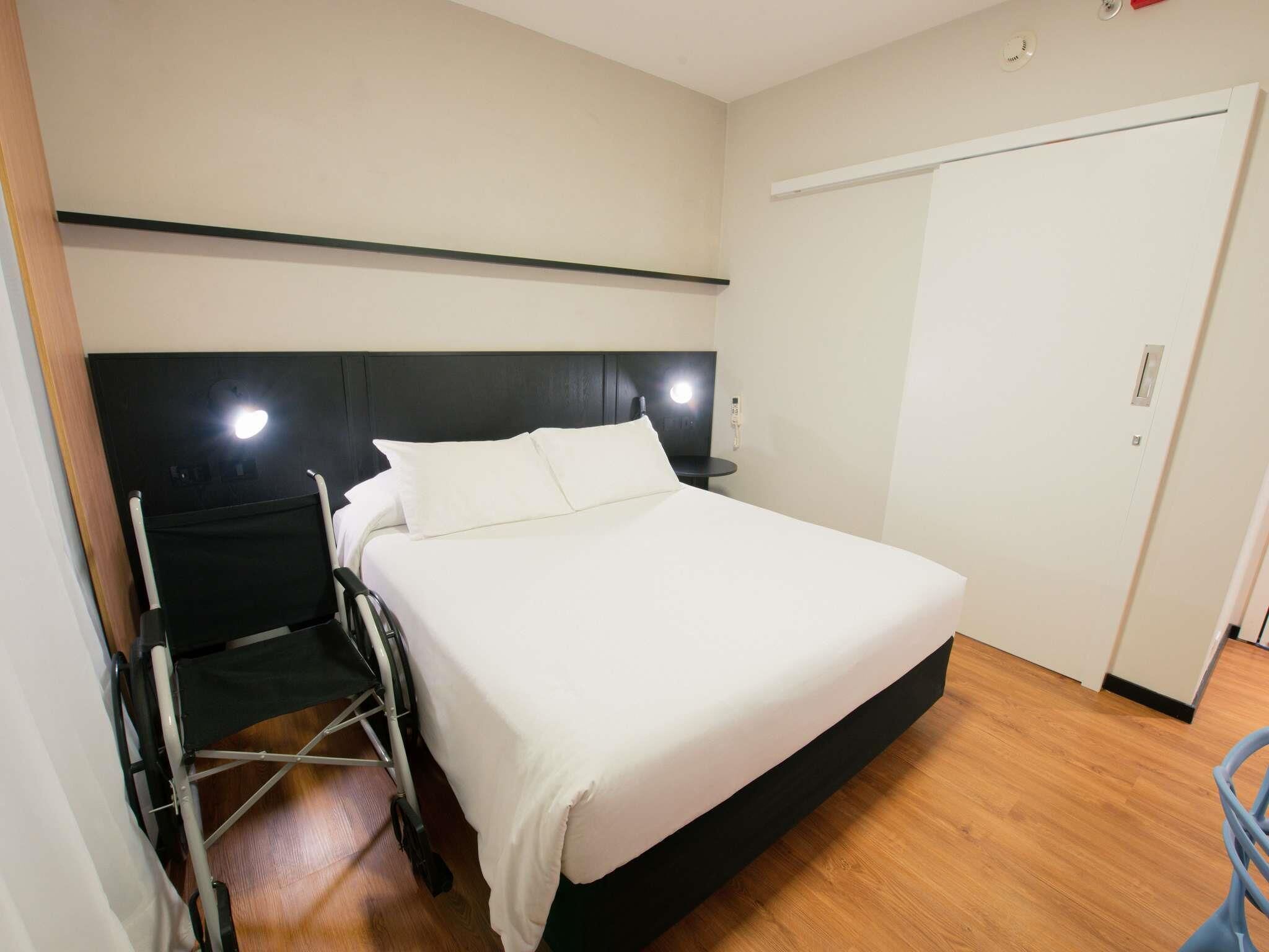 Habitación superior, 1 cama doble, accesible para personas con discapacidad | Minibar, caja fuerte, escritorio y sistema de insonorización