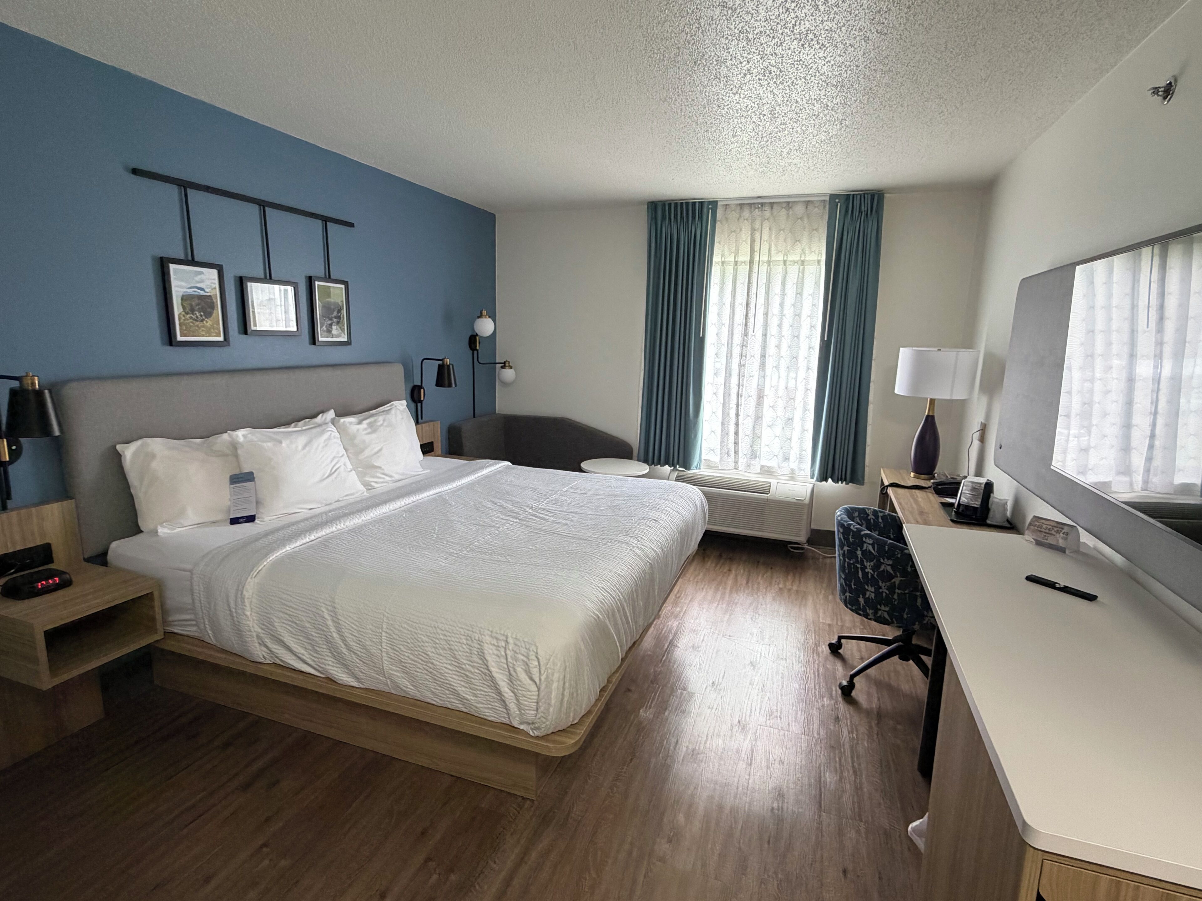 Standard Room, 1 King Bed, Non Smoking | Desk, blackout drapes, iron/ironing board, free WiFi