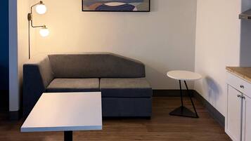Chambre Standard, 1 très grand lit, non-fumeurs, coin cuisine | Bureau, rideaux occultants, fer et planche à repasser, Wi-Fi gratuit