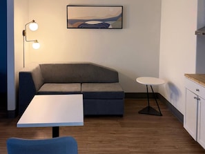 Standard-huone, 1 suuri parisänky, tupakointi kielletty, keittotila | Työpöytä, pimennysverhot, silitysrauta/-lauta, ilmainen Wi-Fi