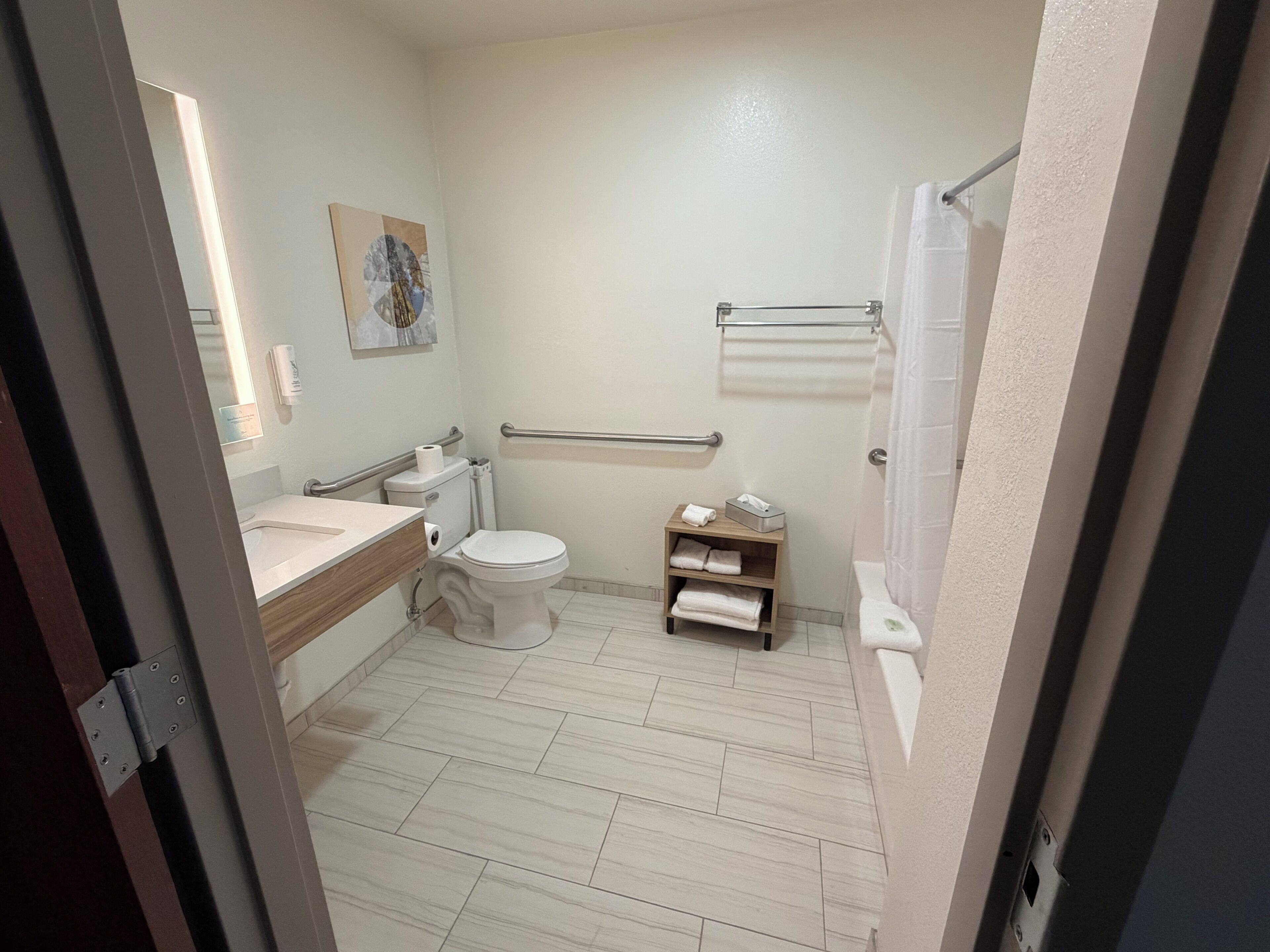 Un baño con inodoro, lavabo y ducha.