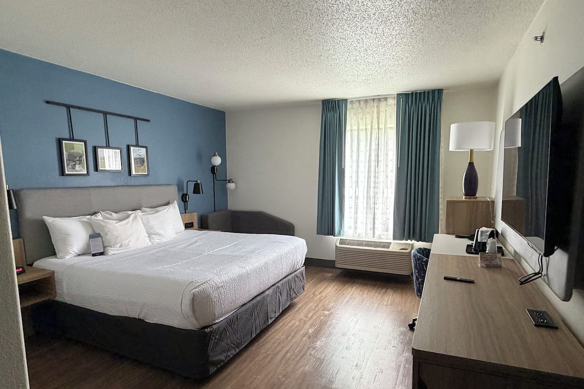 Desk, blackout drapes, iron/ironing board, free WiFi