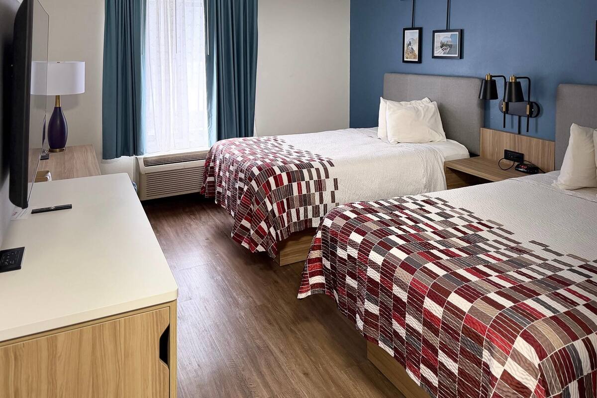 Kamar, 2 Tempat Tidur Double, akses difabel, Bebas Asap Rokok | Meja kerja, tirai kedap cahaya, setrika/meja setrika, dan Wi-Fi gratis