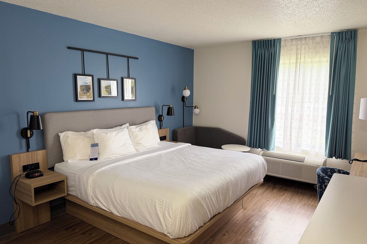 Desk, blackout drapes, iron/ironing board, free WiFi