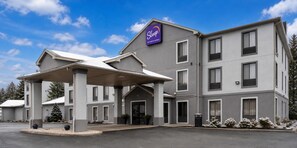 Hotel Sleep by Choice com entrada coberta, vários andares e estacionamento.