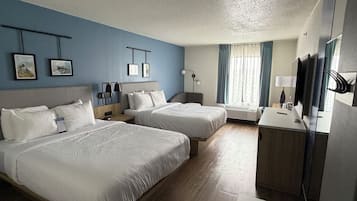 Escritorio, cortinas blackout y tabla de planchar con plancha