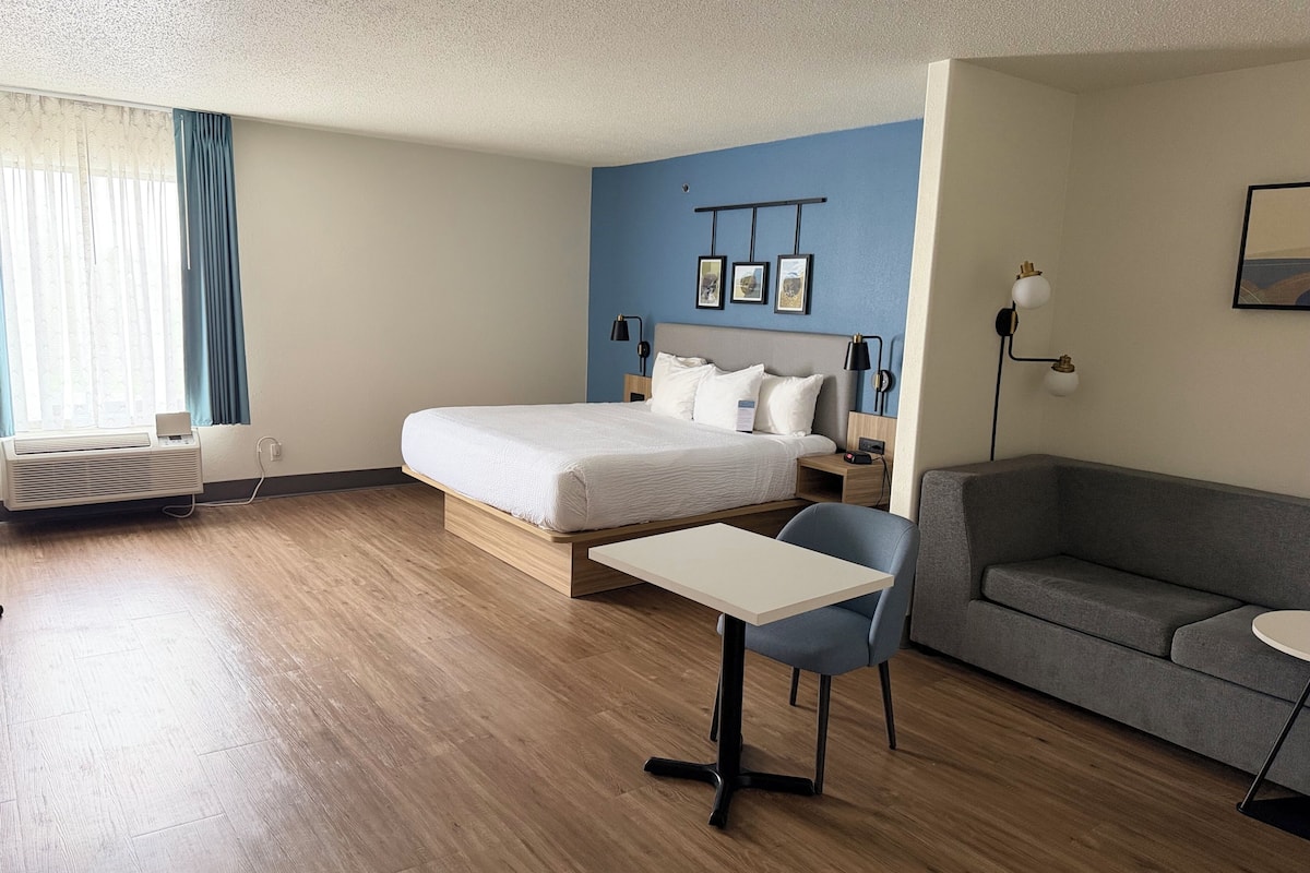 Desk, blackout drapes, iron/ironing board, free WiFi