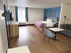 Suite, 1 King-Bett und Schlafsofa, Nichtraucher, Kochnische | Schreibtisch, Verdunkelungsvorhänge, Bügeleisen/Bügelbrett