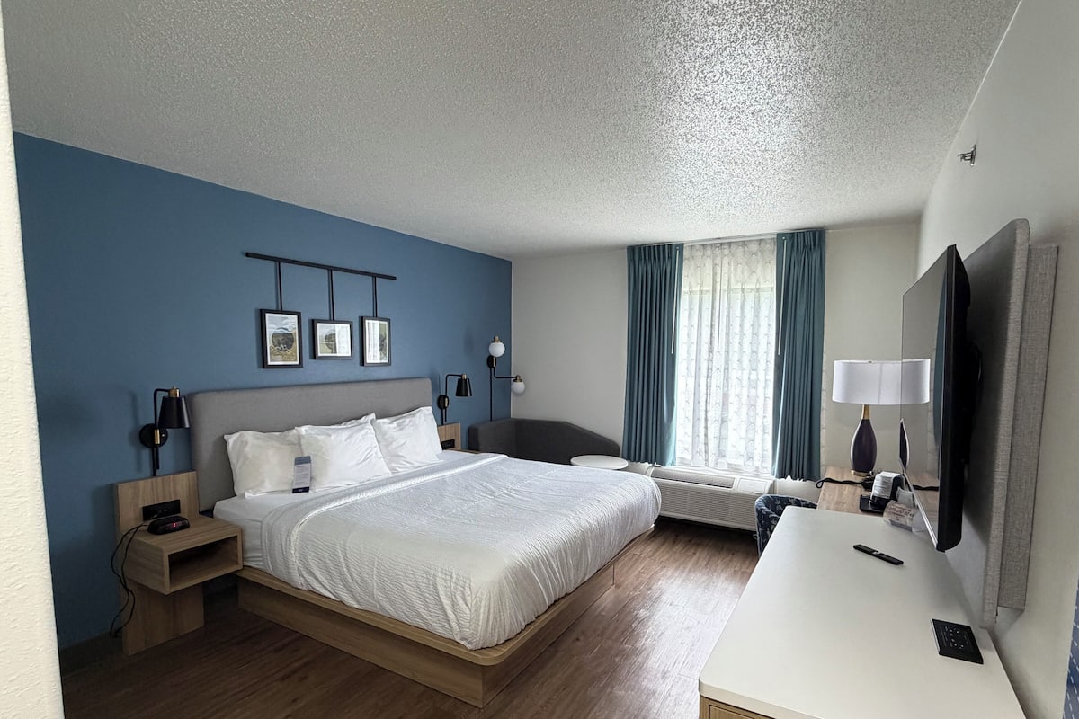 Desk, blackout drapes, iron/ironing board, free WiFi