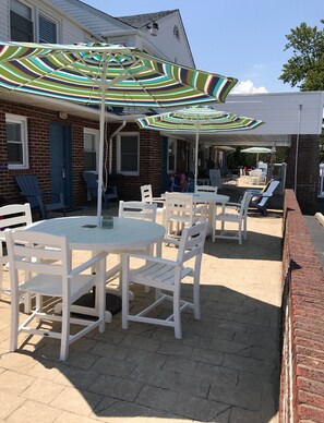 Terrace/patio - Pelican Point Motel (Point Pleasant Beach)
