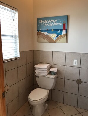 毛巾、肥皂、洗发水、卫生纸