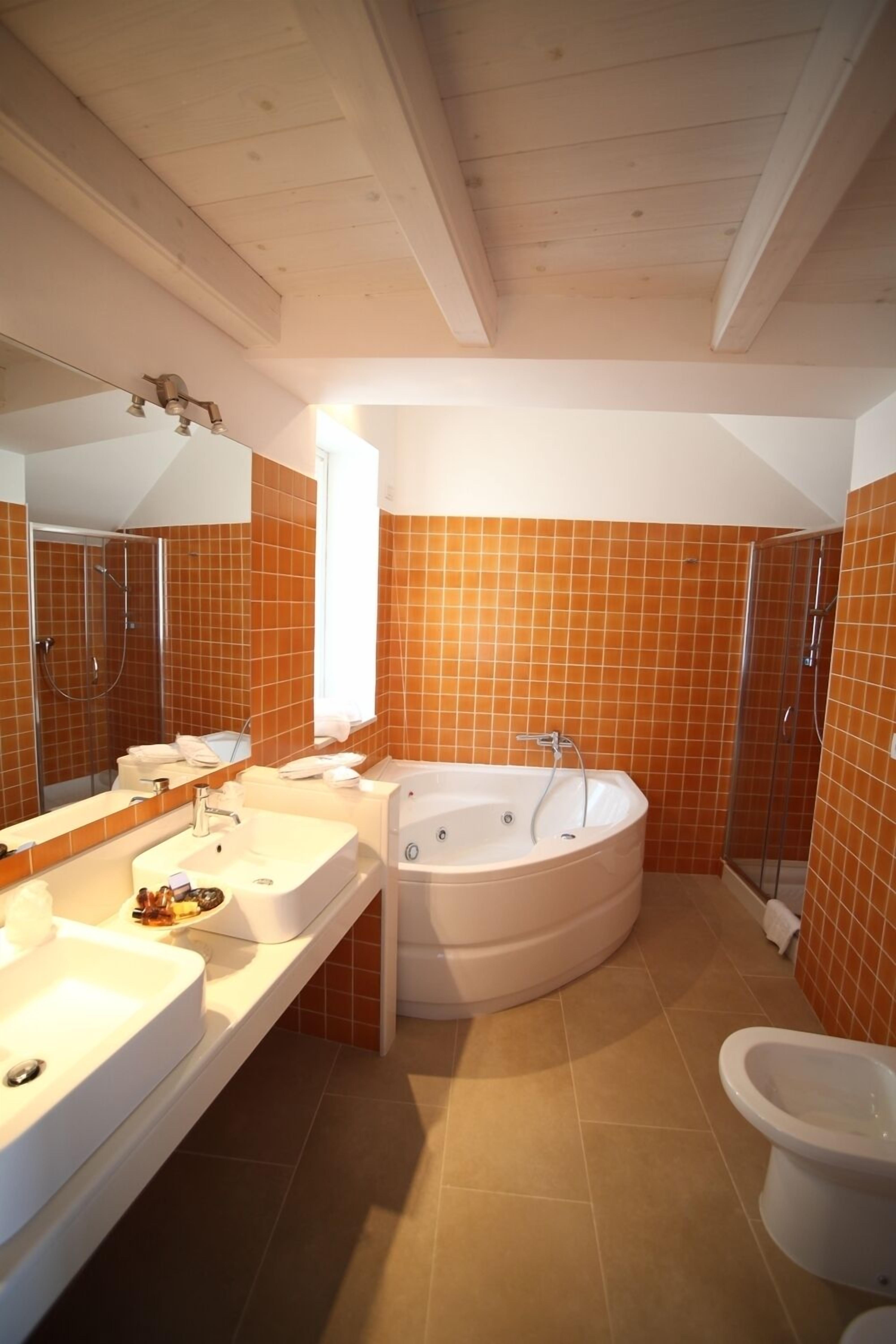 junior suite | bathroom | hair dryer, shampoo